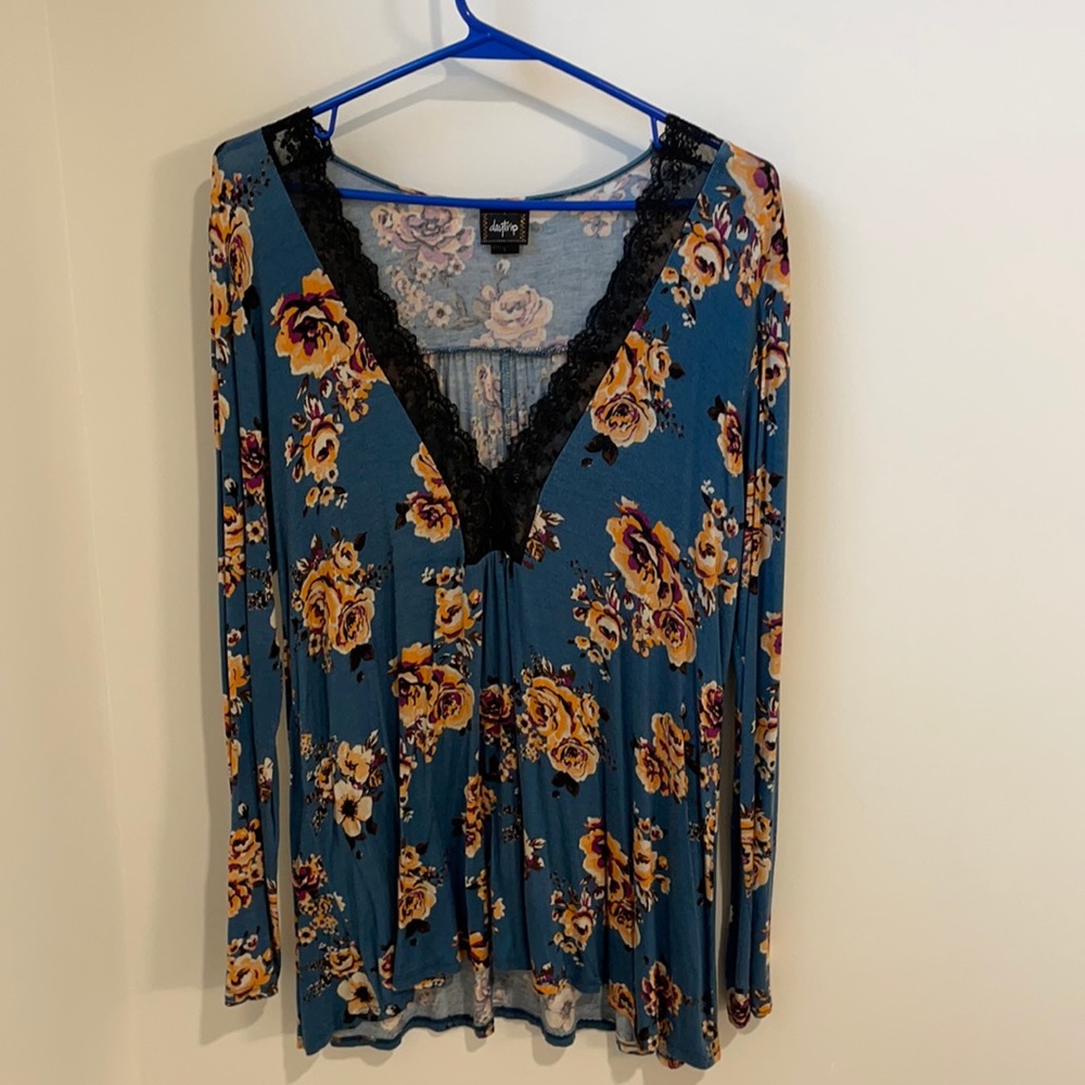 Long sleeve shirt with lace neckline